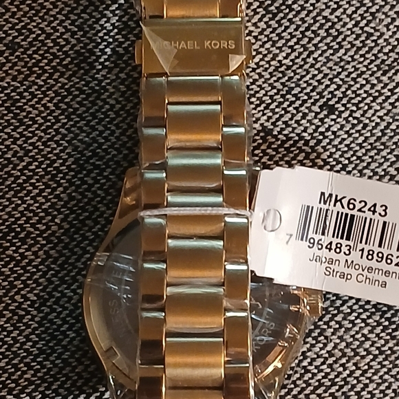 Micheal Kors Layton Blue Pave Crystal Dial MK 6243 Womens Watch - Picture 13 of 16